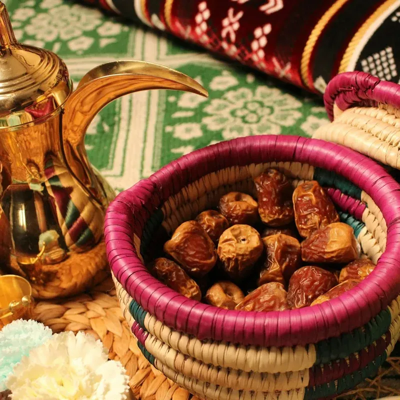 Dattes et dallah dorée pour recevoir pendant le Ramadan et l’Aïd