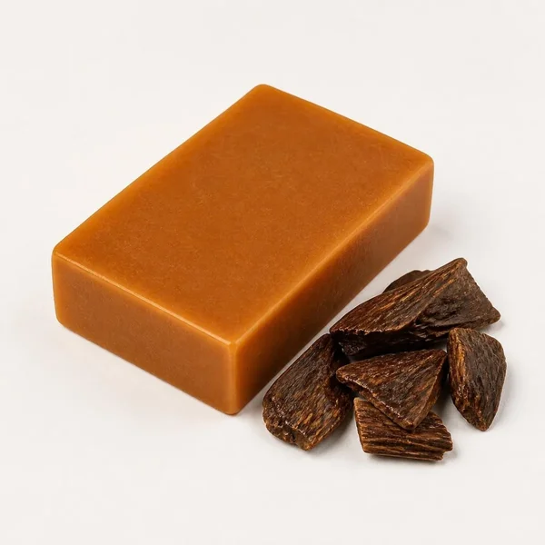 Pain de savon brun ambré à côté de morceaux de bakhour