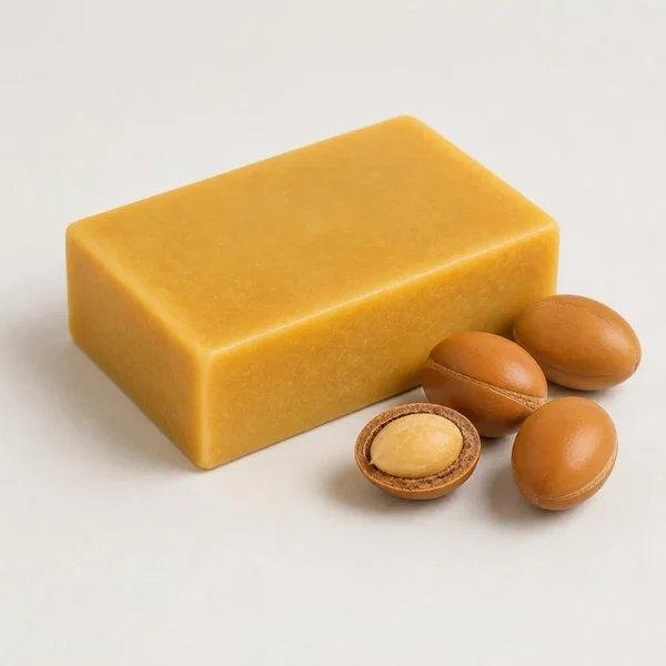 Pain de savon doré à côté de noix d’argan