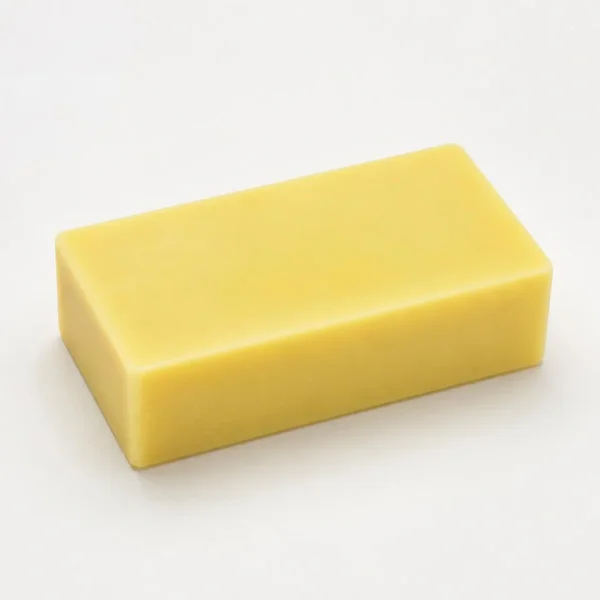 Pain de savon jaune pâle