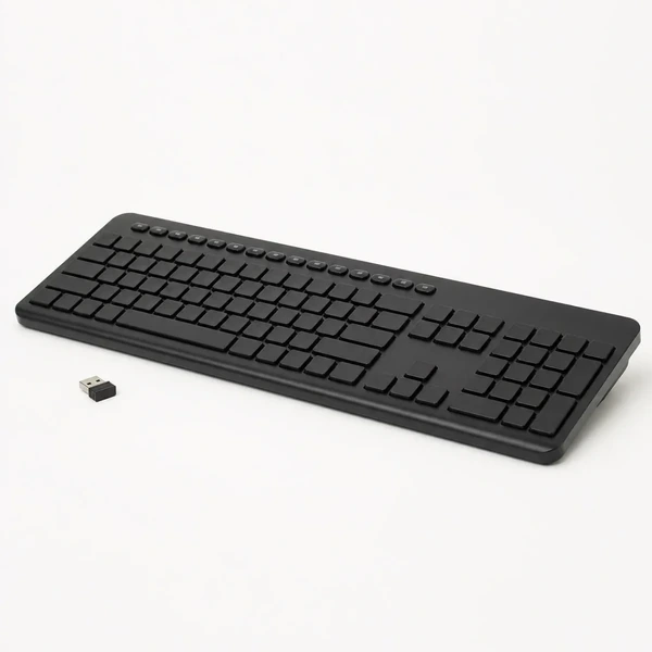 Clavier sans fil noir pleine taille avec pavé numérique, vu de trois quarts, et son petit récepteur USB