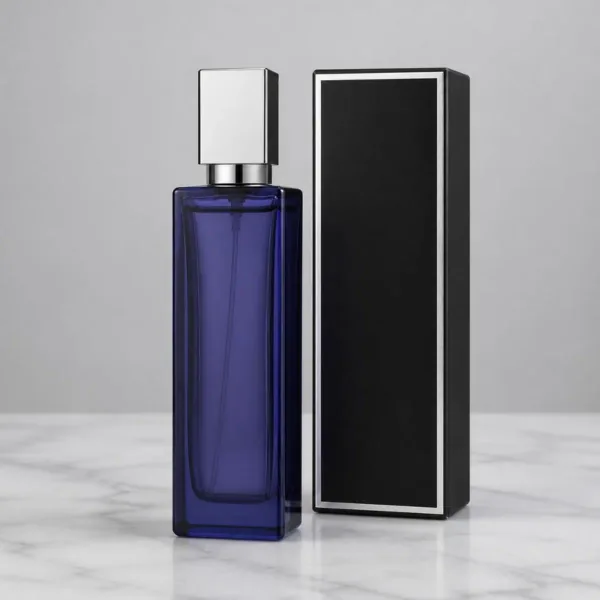 Flacon de parfum rectangulaire en verre bleu violacé à bouchon argenté et son étui noir, sur du marbre blanc